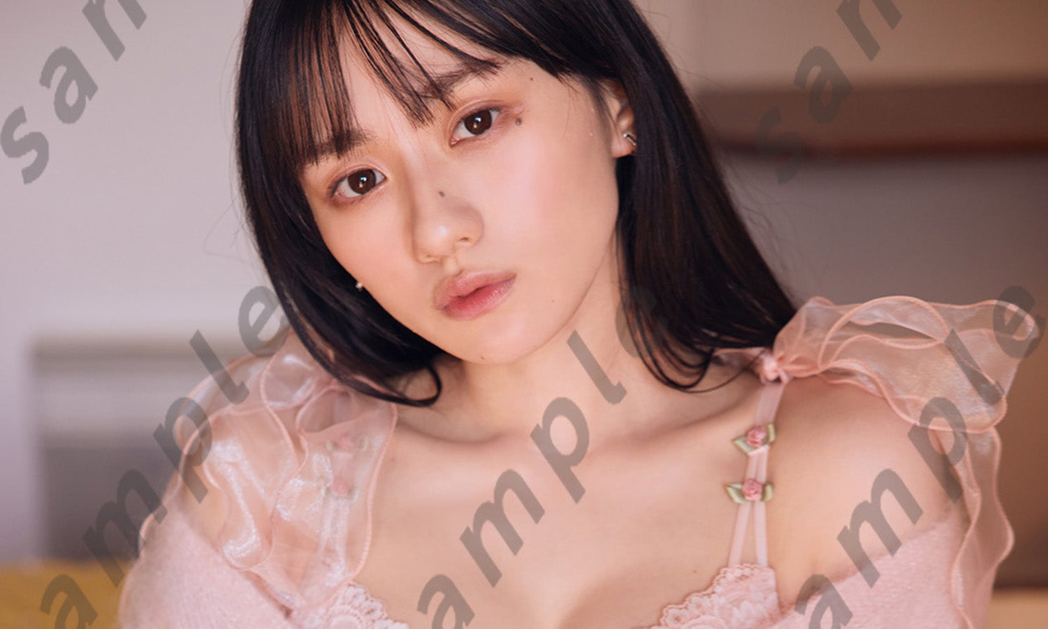 乃木坂46川崎桜、ピンクのランジェリーにニット羽織る 1st写真集封入