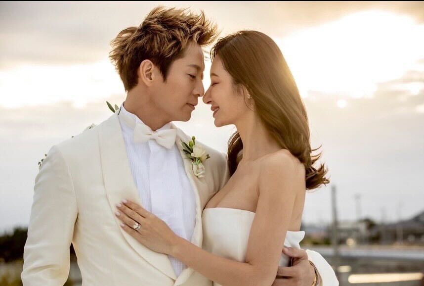 黒木啓司さん、宮崎麗果との結婚1周年報告 顔寄せ合うウエディングフォトも公開