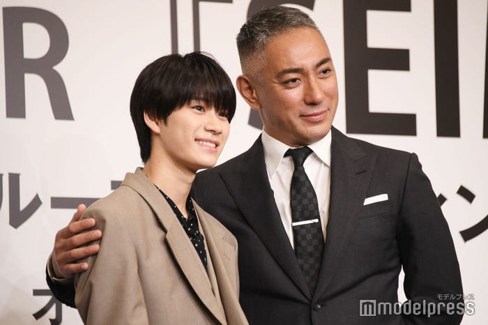 市川團十郎から肩を抱かれ喜ぶ嶋崎斗亜「いいんですか?」(C)モデルプレス