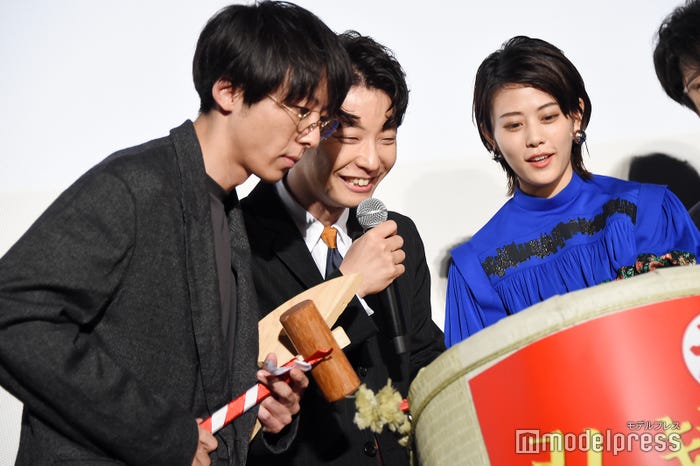 樽の中になにが入っているのか覗き込む高橋一生、星野源、高畑充希(C)モデルプレス