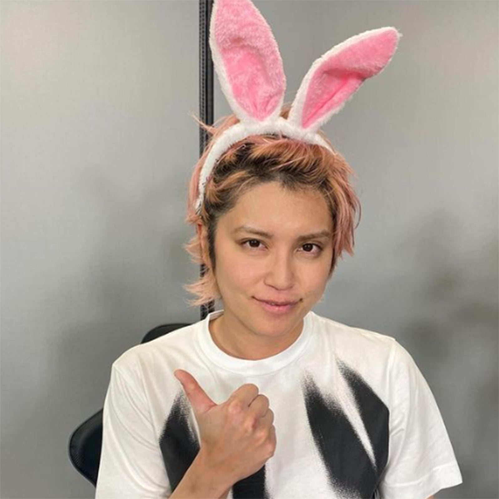 手越祐也、“年男”ウサ耳ショット公開「可愛すぎる」「似合ってる」の声