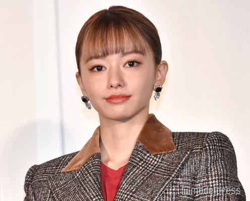 山本舞香、観客に気遣いも 笑顔で舞台挨拶登場<とんかつDJアゲ太郎>