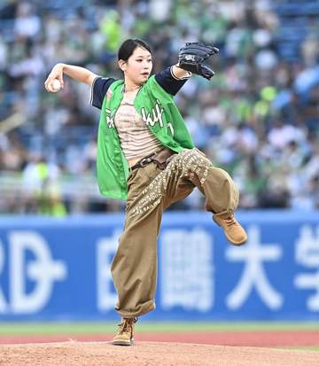 「ユニホームも捲れ上がるダイナミックなフォーム」神宮降臨の人気美女が衝撃投球で騒然 ほとばしる躍動感「跳びすぎなんよ笑」「見たことない」