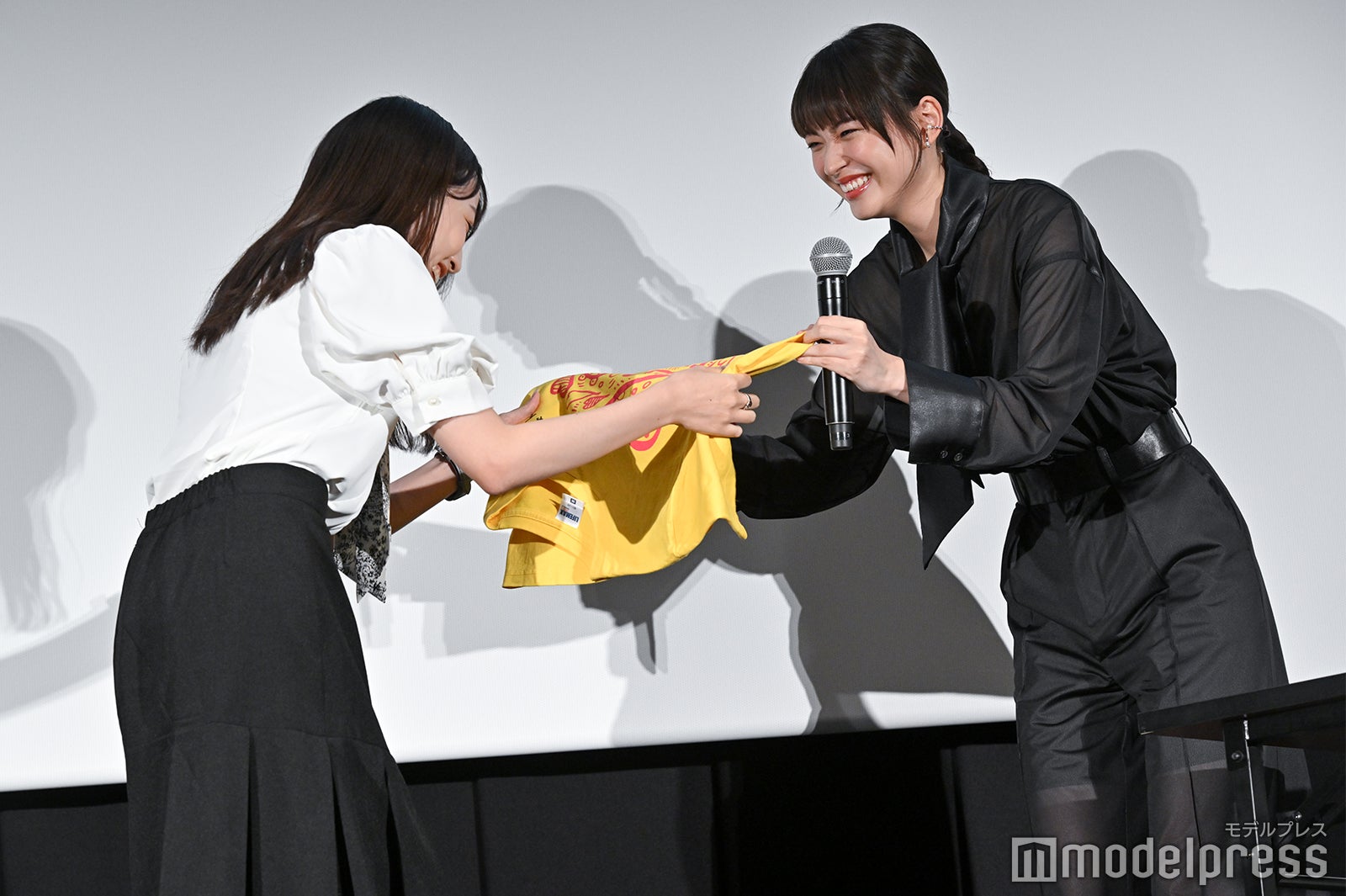 ファンにプレゼントする茅島みずき（C）モデルプレス