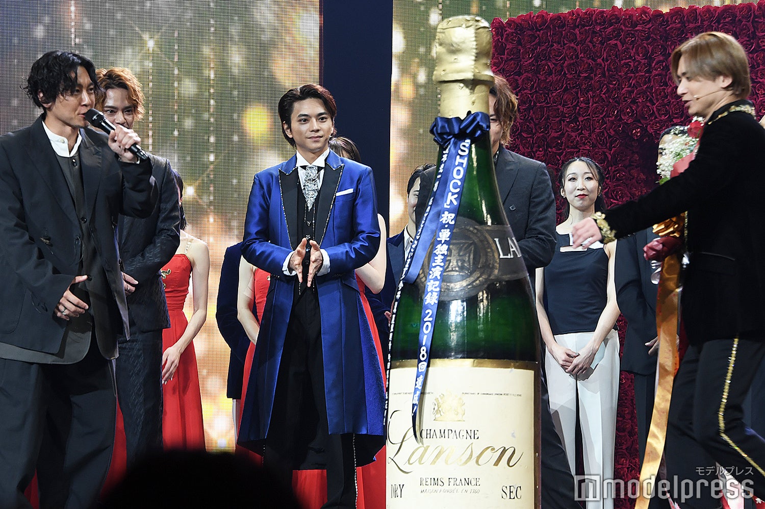 懐かしそうにトークする屋良朝幸、見守る中山優馬、佐藤勝利、上田竜也、巨大シャンパンが気になる堂本光一（C）モデルプレス