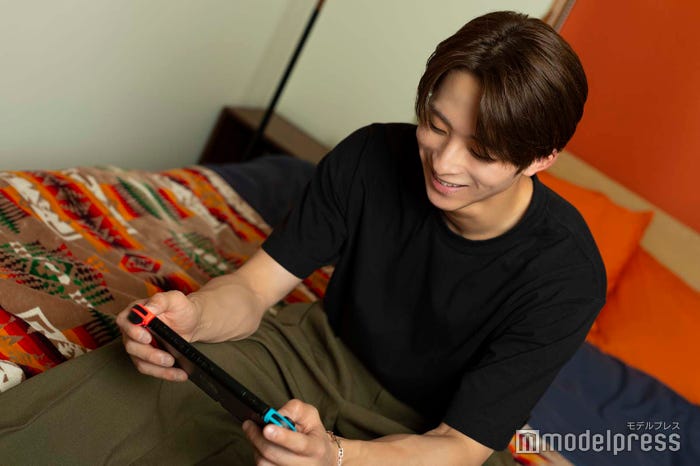 “ゲームをプレイしている風”にポーズしてくれた澤本さん/澤本夏輝(C)モデルプレス