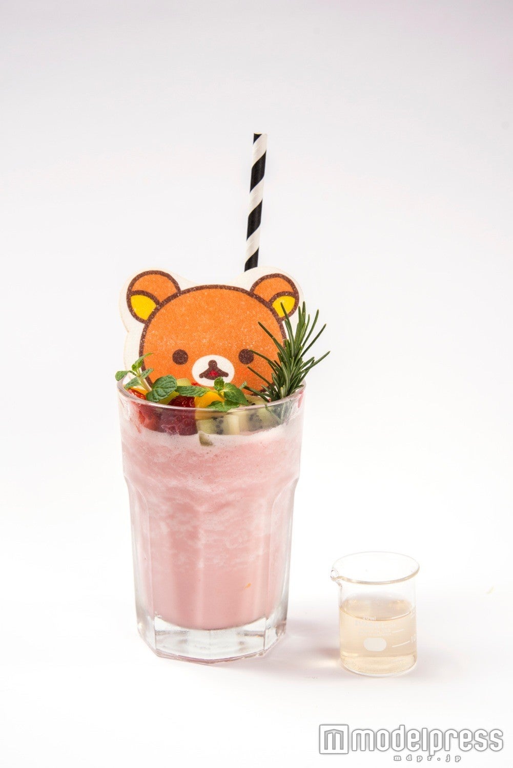 「フルーツたっぷり♪リラックマのいちごミルクスムージー」￥980（税抜）／画像提供：レッグス