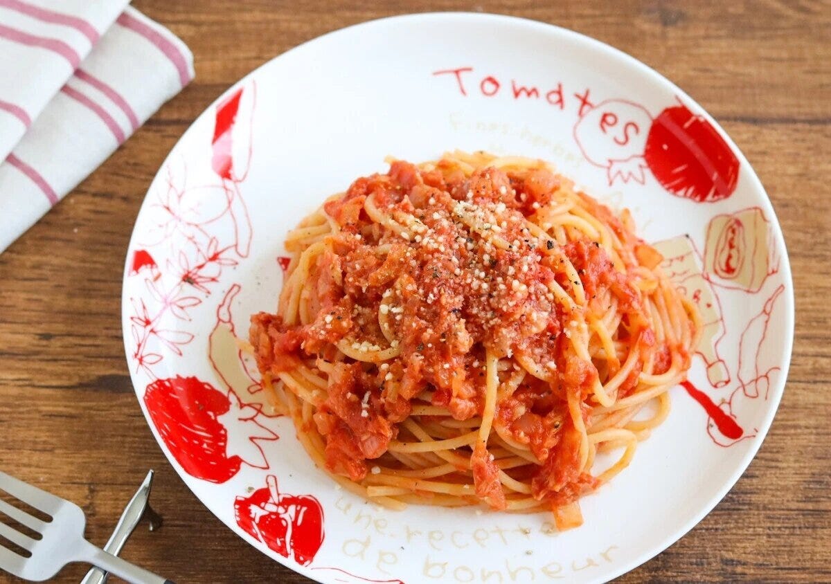 白い皿に盛られたツナとトマトソースのパスタ