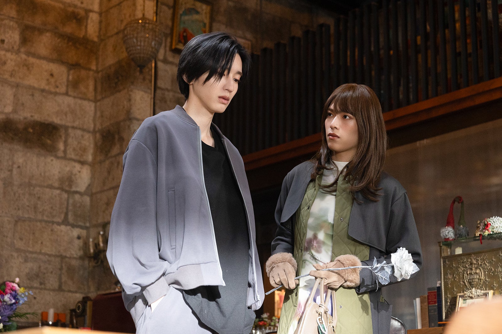 なにわ男子・道枝駿佑主演ドラマ、場面写真7カット公開 道枝のドラキュラ姿・ACEes深田竜生が女性に扮す姿も【M.I.S.S.I.O.N. 歌劇な潜入捜査官】