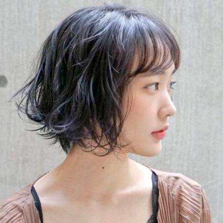 黒髪 ウェーブで大人の魅力を引き出す 人気のパーマスタイルをまとめました モデルプレス 黒髪 ウェーブで大人の魅力を引き出す 人気のパーマスタイルをまとめました モデルプレス