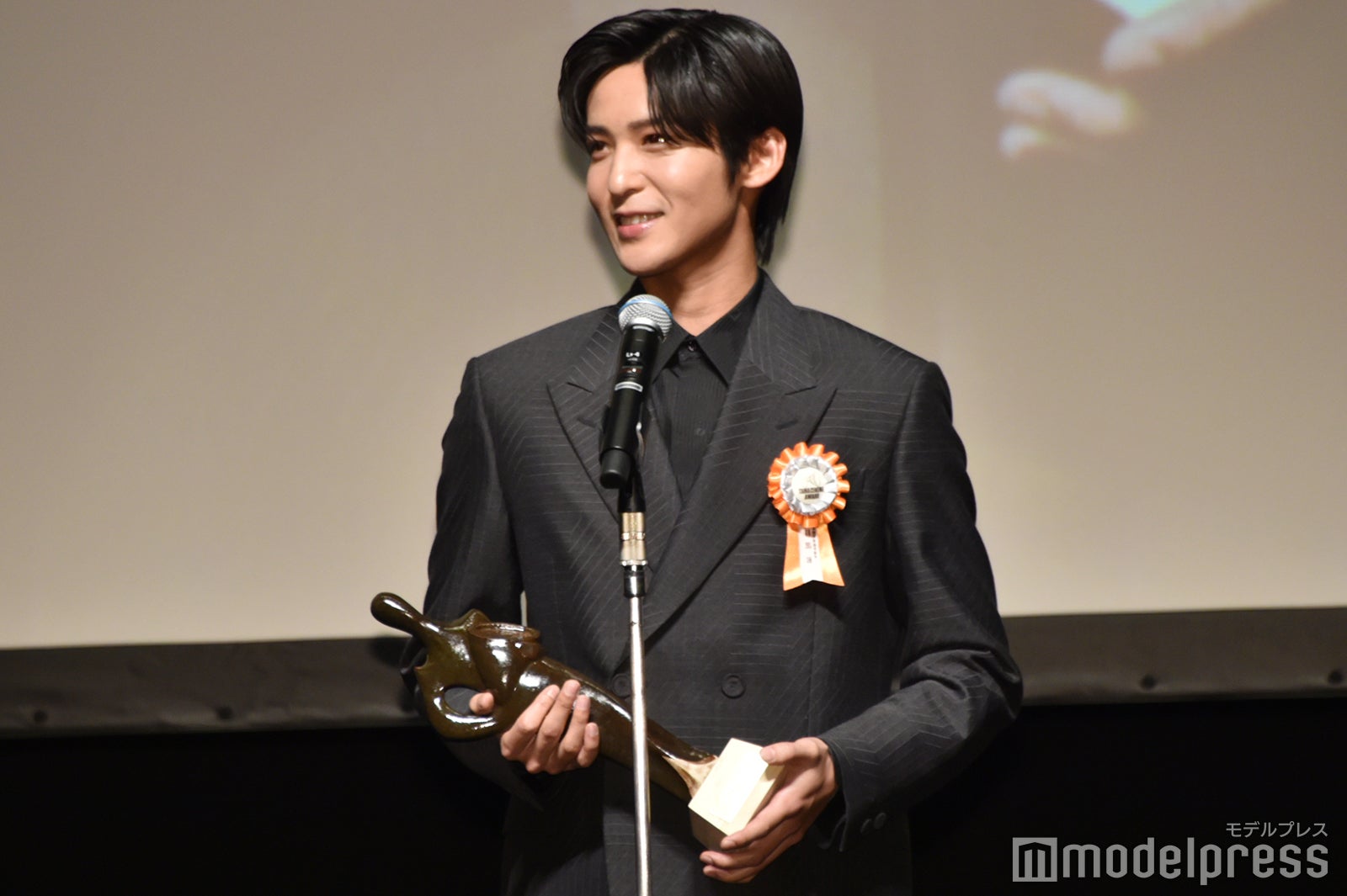 受賞を喜ぶ目黒蓮（C）モデルプレス