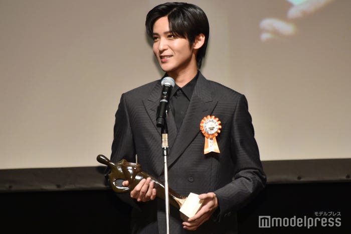受賞を喜ぶ目黒蓮(C)モデルプレス