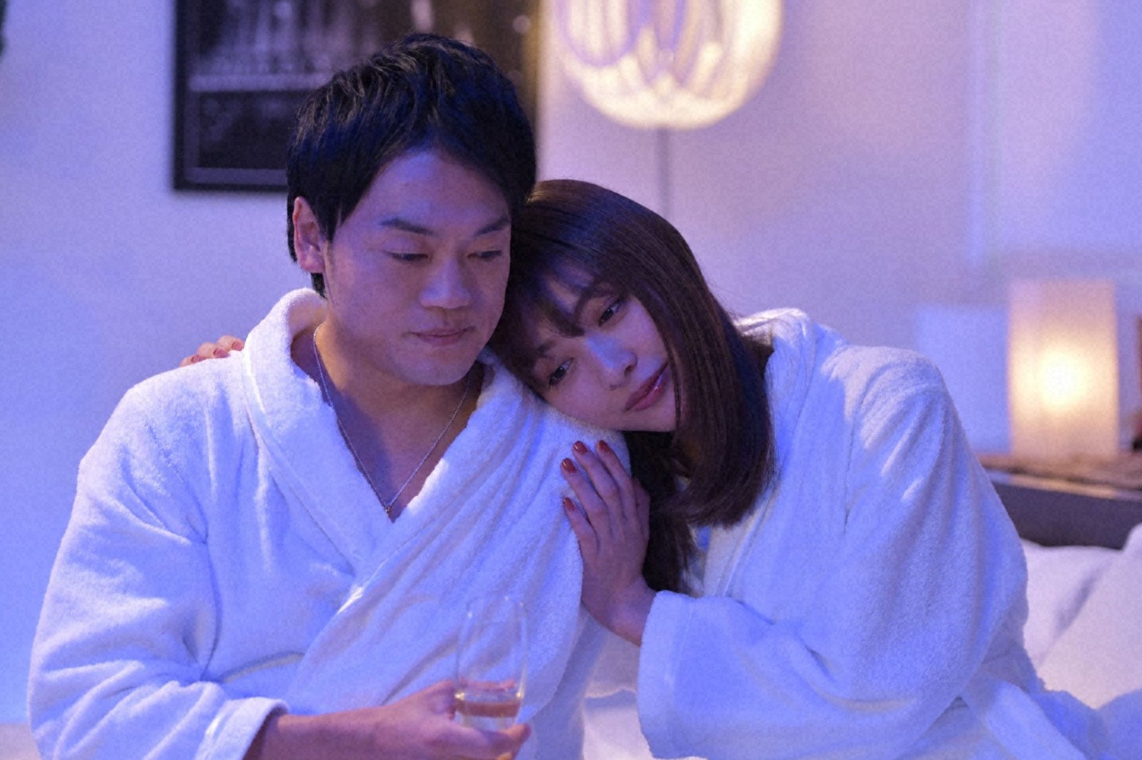 おばたのお兄さん、内田理央／「来世ではちゃんとします」第6話より（C）「来世ではちゃんとします」製作委員会