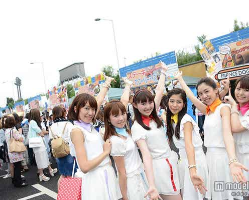 a-nationフードブースも盛況!野外でフードフェスアイドルがキュートなステージ披露
