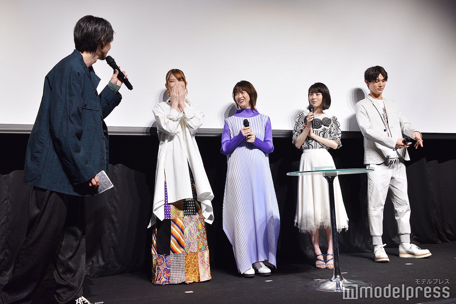 （左から）高杉真宙、松村沙友理、森川葵、浜辺美波、中川大志（C）モデルプレス