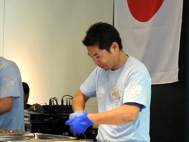 牡蠣30個を4分42秒で 全日本牡蠣早むき選手権 で藤井司氏が2連覇 モデルプレス 牡蠣30個を4分42秒で 全日本牡蠣早むき選手権 で藤井司氏が2連覇 モデルプレス