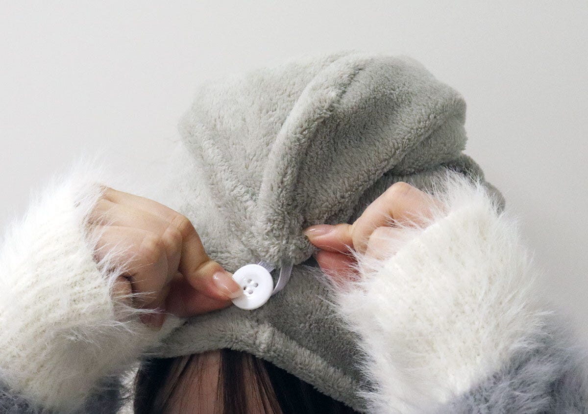 ダイソーのヘアターバンロング（グレー）のボタンを留める