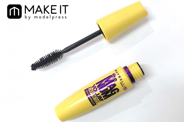 メイベリン/ボリューム エクスプレス マグナム ウォータープルーフ N/01 ブラック/1,300円(税抜) (C)メイクイット