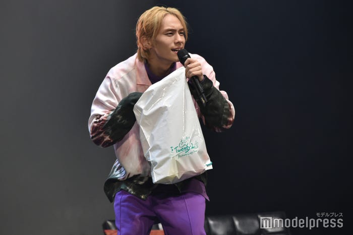 ファンにサインボールを投げる山下幸輝「ホミパリ Twenty-2 Birthday Zepp Tour」(C)モデルプレス