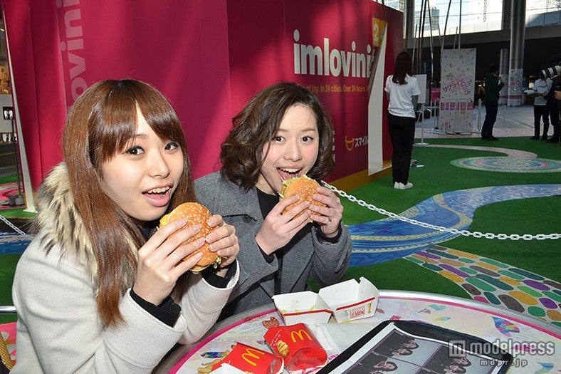 特製シートに乗ったビッグマックとポテトは格別の美味しさ