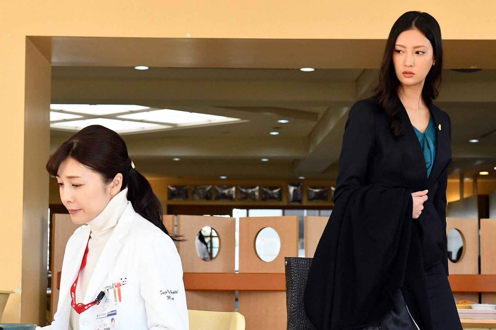 左から：竹内結子、菜々緒「A LIFE～愛しき人～」第4話より（C）TBS