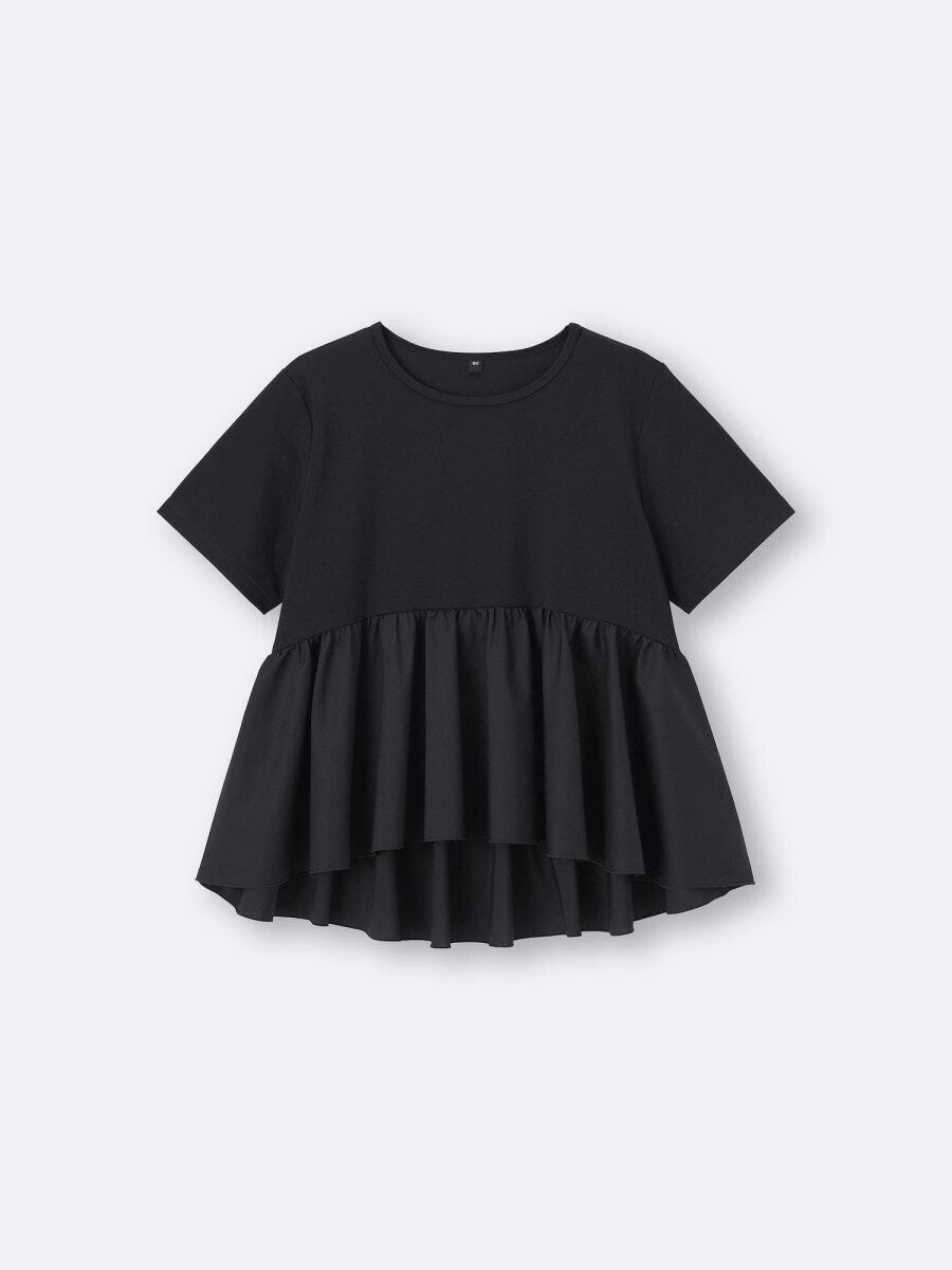 黒い布帛切り替えのTシャツ。裾がフレアになっており、体型をカバーするデザイン。