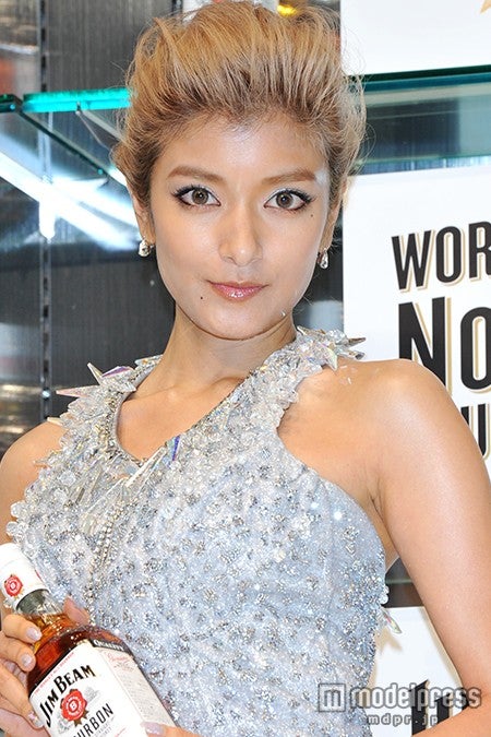 ローラ、SEXYドレスで美脚＆美背中あらわ　流暢な英語を披露