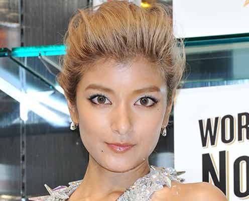 ローラ、SEXYドレスで美脚&美背中あらわ 流暢な英語を披露