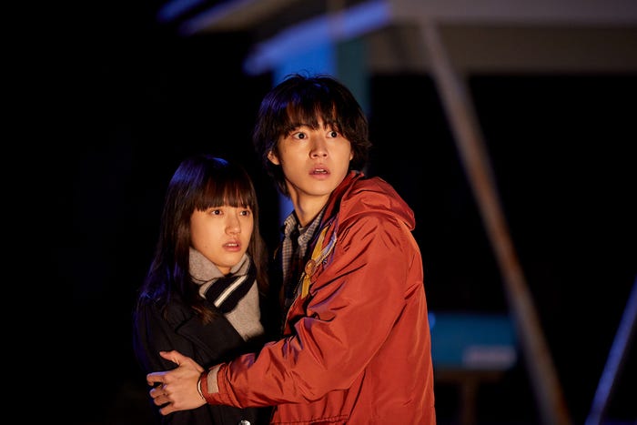 清原果耶、山崎賢人(C)2021「夏への扉」製作委員会