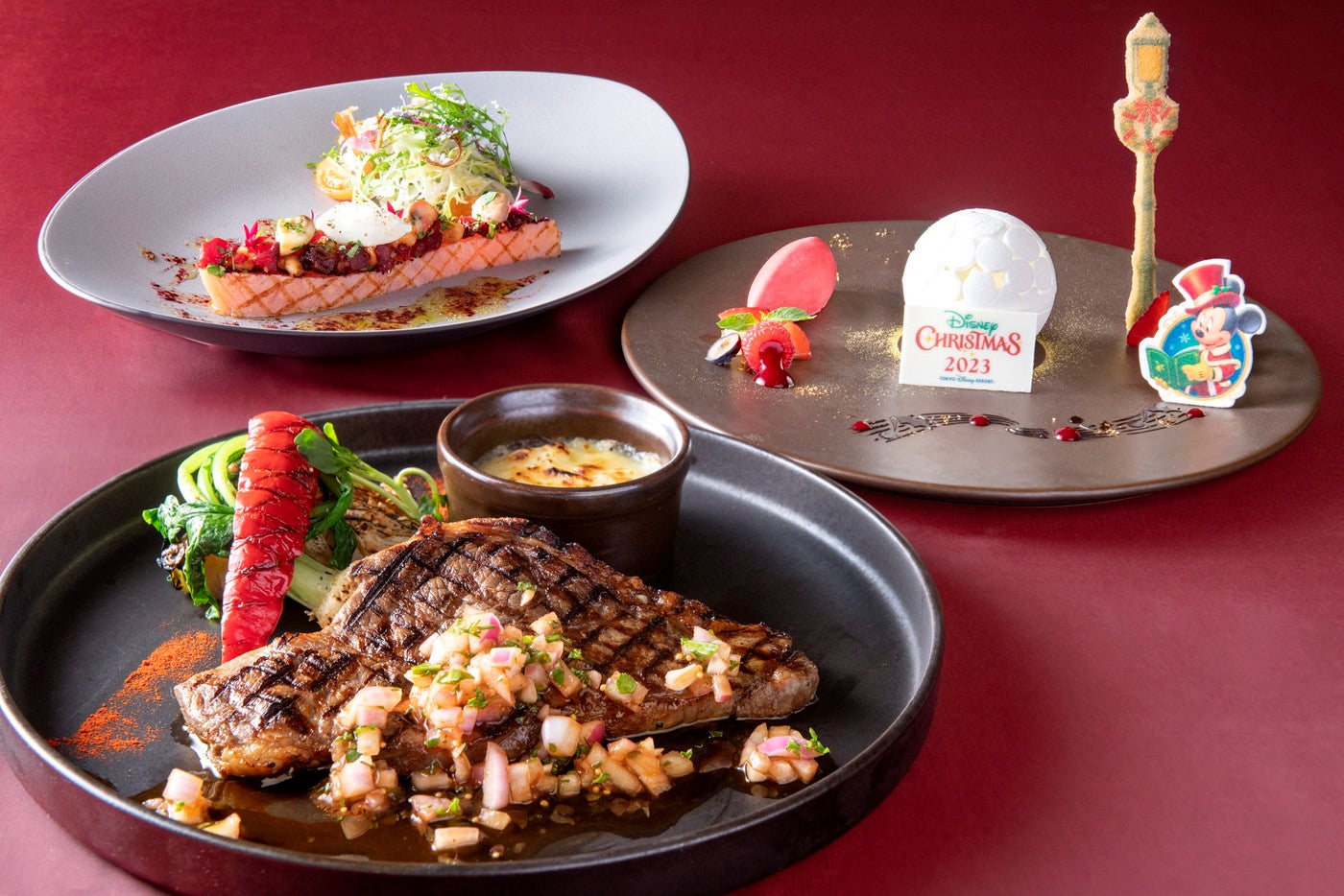 ディズニーアンバサダーホテル「エンパイア・グリル」“ディズニー・クリスマス”エンパイア・グリル・ディナー13,300円（C）Disney
