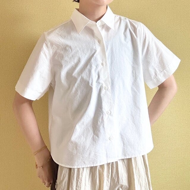 ユニクロ　コットンショートシャツ／半袖　WHITE　160cmでMサイズを着用