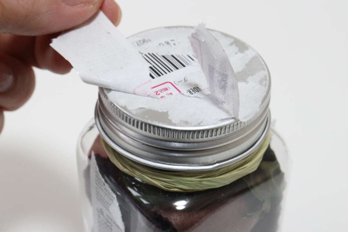 ダイソーのガラスポプリ（ラベンダー）のシールをはがす