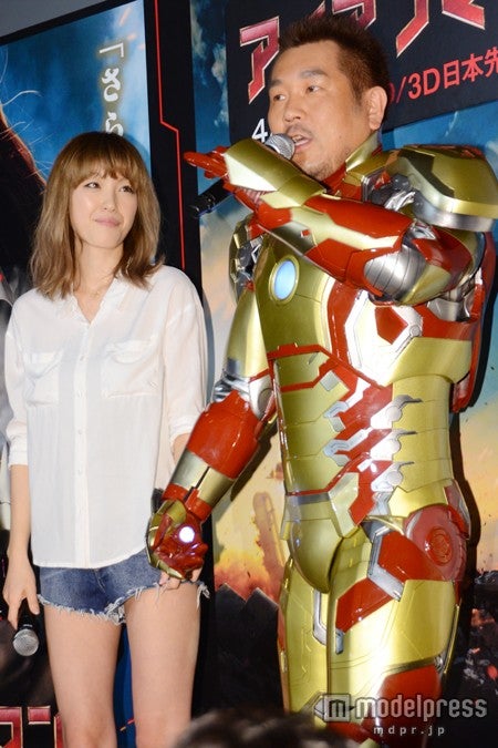 夫婦揃って映画「アイアンマン3」のイベントに登場した、木下優樹菜（左）とFUJIWARAの藤本敏史（右）
