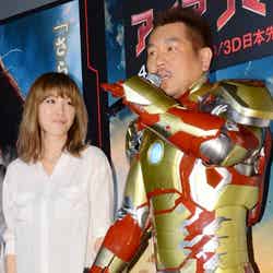 夫婦揃って映画「アイアンマン3」のイベントに登場した、木下優樹菜（左）とFUJIWARAの藤本敏史（右）