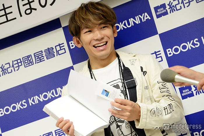 HIROの帯コメントを紹介するNAOTO