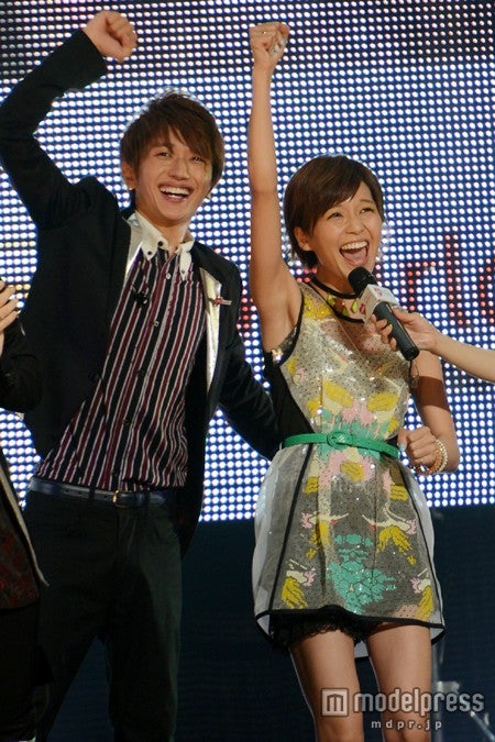 西島隆弘（左）、宇野実彩子（右）