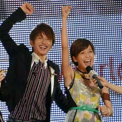 西島隆弘(左)、宇野実彩子(右)