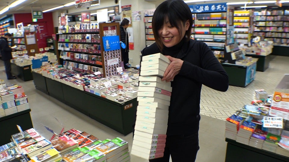 芥川賞・直木賞と並ぶ「新井賞」設立した書店員に密着 「会社のために働いているわけじゃない」と語った取材中に“辞令”下る