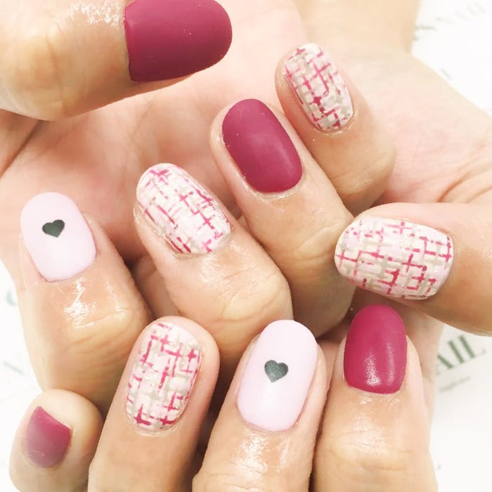 ピンクやハートのホロが可愛い/画像提供:esNAIL