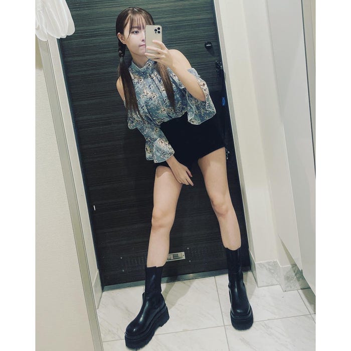 ユーチューバー ミニスカ YouTuber 歩乃華、ミニスカコーデのセルフィーに絶賛の嵐!「可愛いし美人」「スタイルが理想」 - モデルプレス