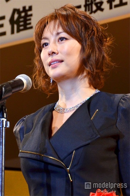 米倉涼子、クールな衣装で美脚チラリ　プロデューサーに“売り込み”？