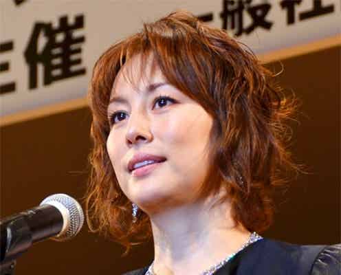 米倉涼子、クールな衣装で美脚チラリ プロデューサーに“売り込み”?