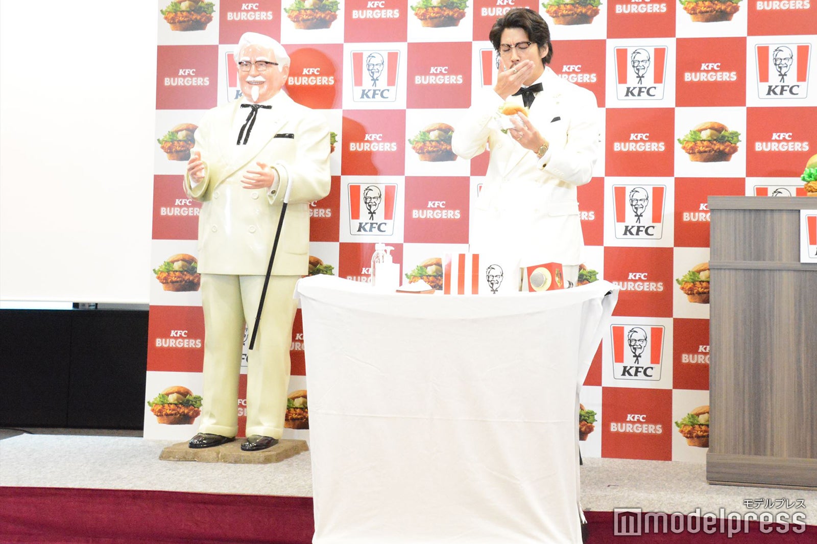 カーネル・サンダースと賀来賢人 （C）モデルプレス