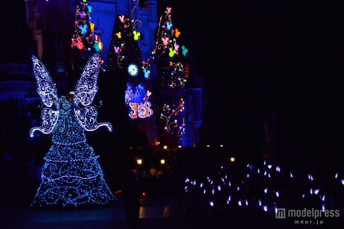 「東京ディズニーランド・エレクトリカルパレード・ドリームライツ」/新アイテム「マジカルドリームライト」と連動した様子