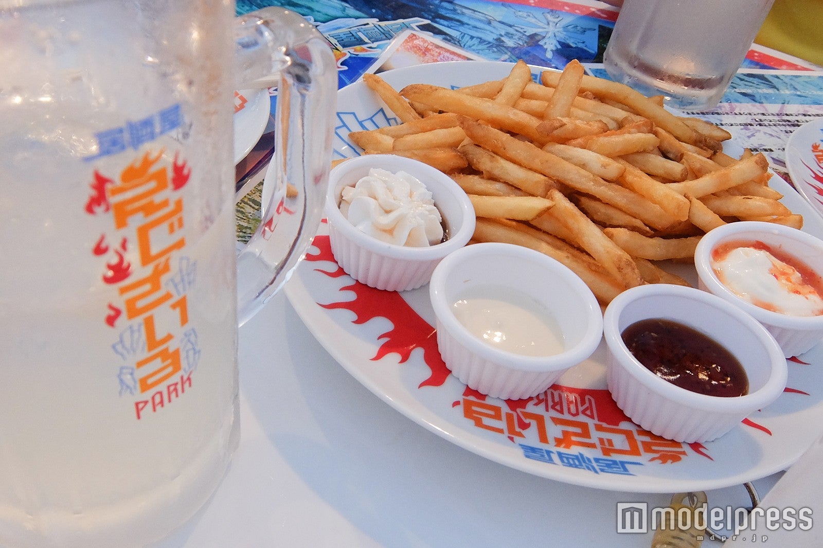 昨年の「居酒屋えぐざいるPARK」のフードメニュー・E-girlsプロデュース「E-girlsのこれEポテト2016」と焼酎五十嵐のレモンサワー（C）モデルプレス