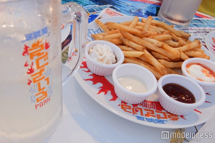 昨年の「居酒屋えぐざいるPARK」のフードメニュー・E-girlsプロデュース「E-girlsのこれEポテト2016」と焼酎五十嵐のレモンサワー(C)モデルプレス