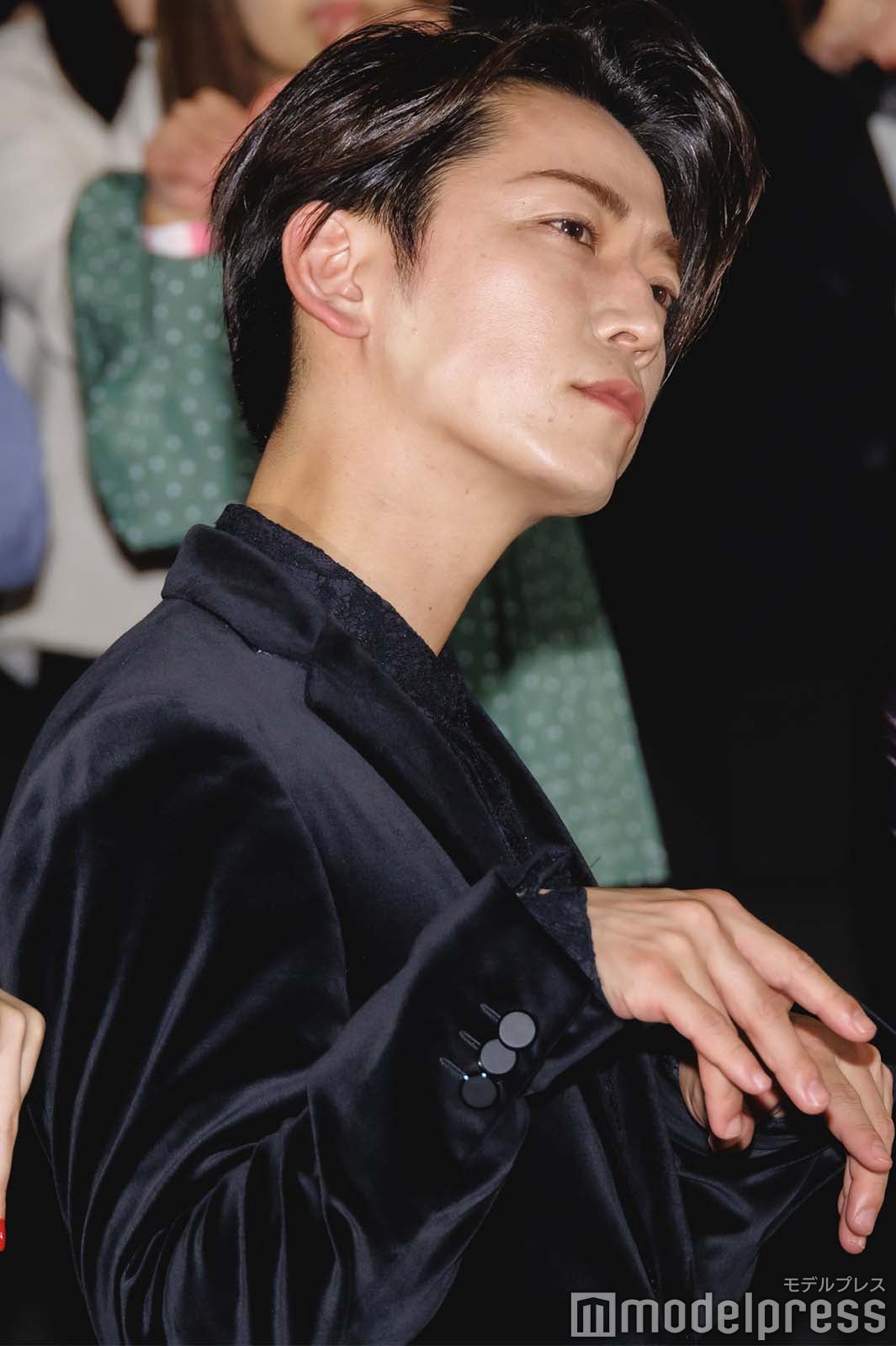 ポーズを決める亀梨和也（C）モデルプレス