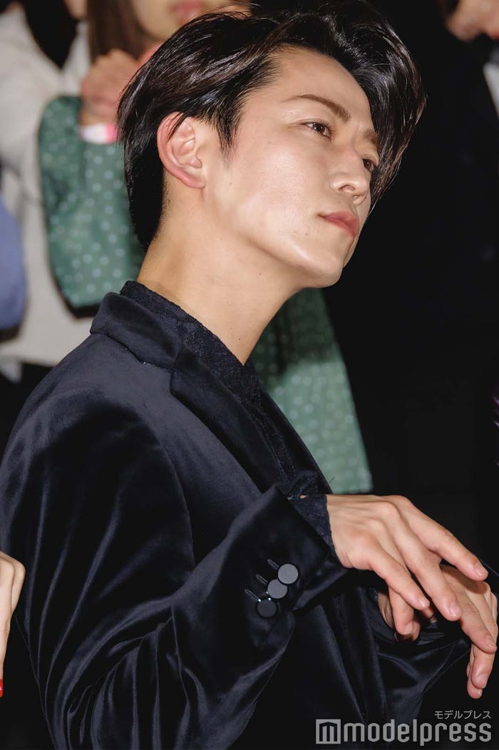 おばけポーズを決める亀梨和也(C)モデルプレス