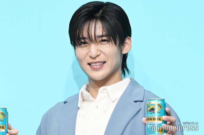 爽やかな笑顔の目黒蓮(C)モデルプレス