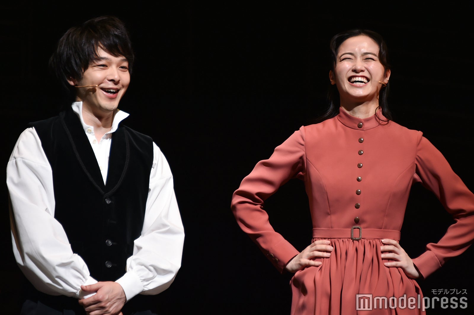 言葉が出てこない木下晴香にツッコミを入れる中村倫也 （C）モデルプレス